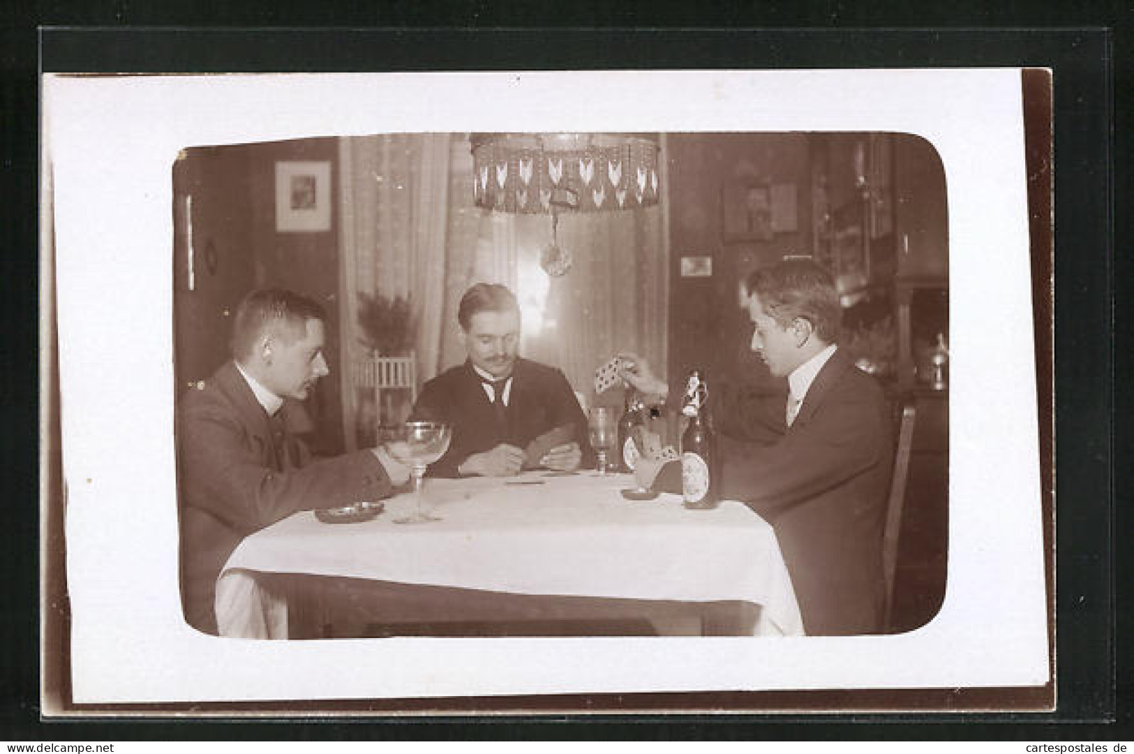 AK Drei Männer In Einer Wohnung Beim Kartenspiel  - Cartes à Jouer