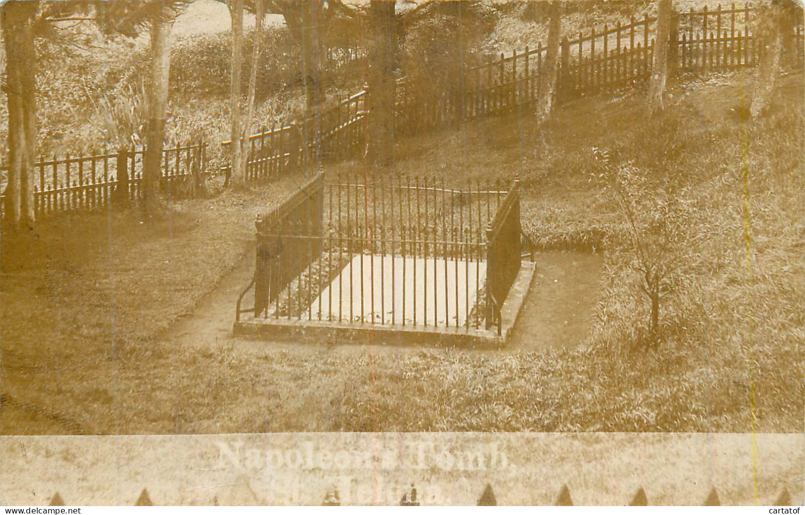 PHOTO-CPA . Tombe De NAPOLEON à SAINTE HELENE .  Napoleon's Tomb St-Helena ( Saint Helene ) . - Sainte-Hélène