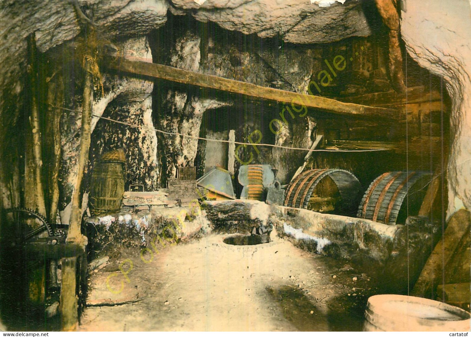 37.  REUGNY .  Vieux Pressoir Et Caves Creusées Dans Le Roc . - Reugny