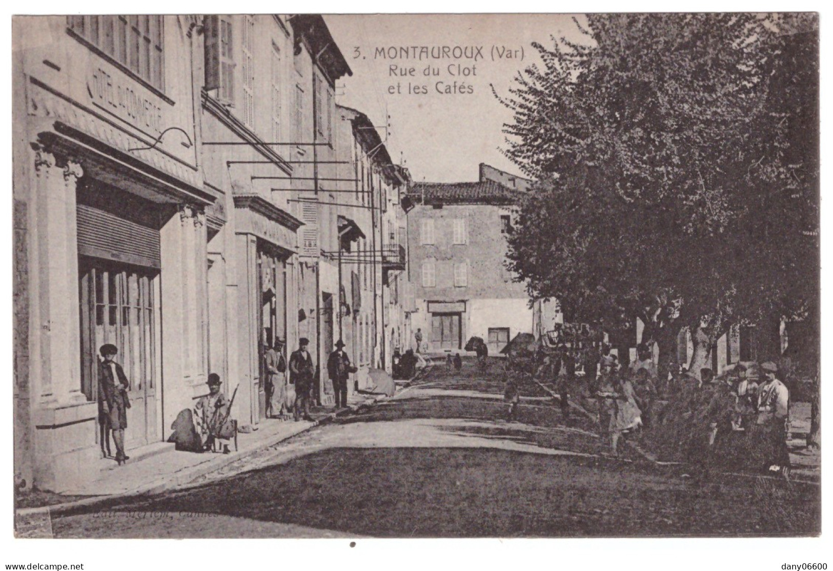 MONTAUROUX - Rue Du Clot Et Les Cafés (carte Animée) - Montauroux
