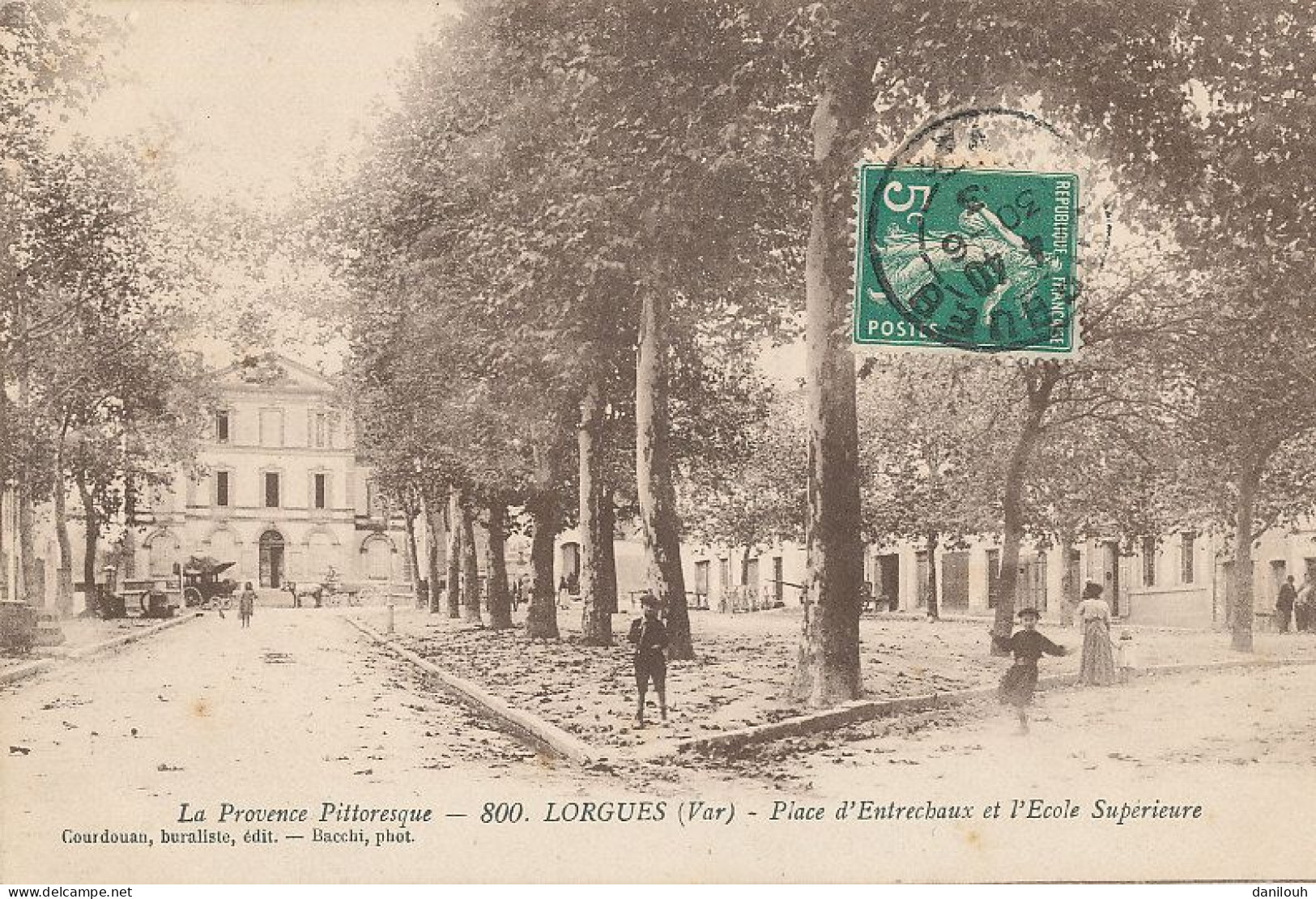 83 // LORGUES   Place D Entrechaux Et Ecole Supérieure    Edit Courdouan - Lorgues