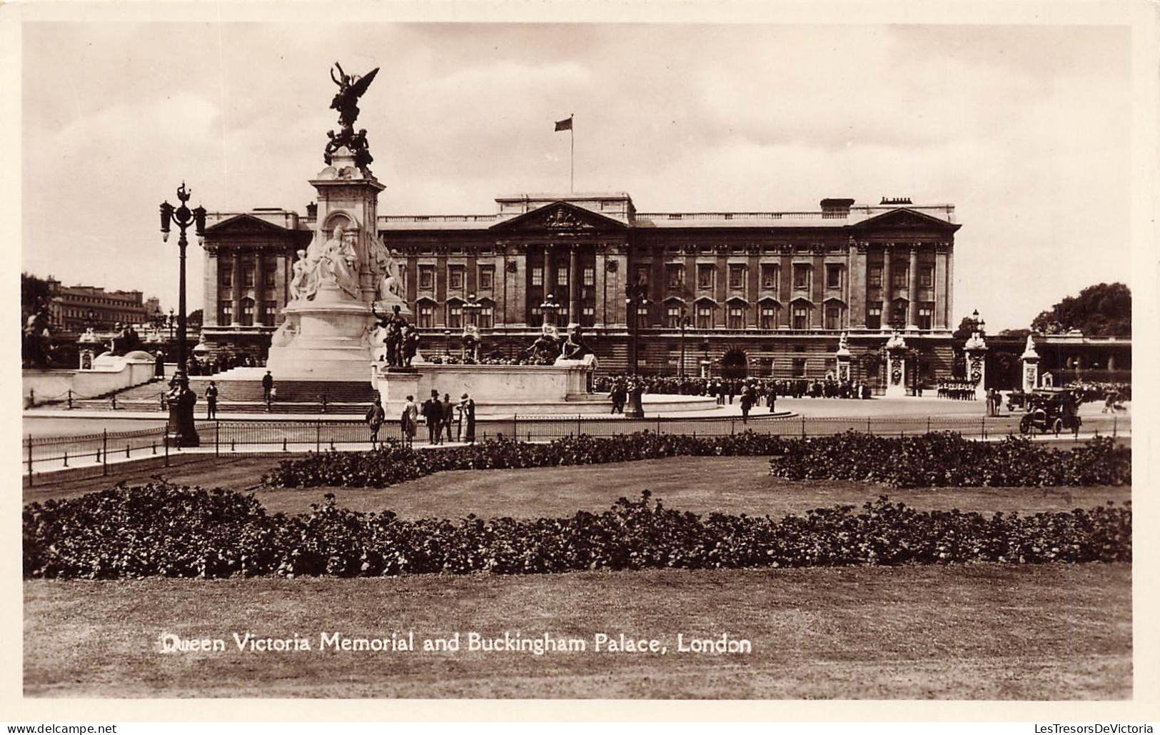 ROYAUME-UNI - Queen Victoria Memorial And Buckingham Palace - London - Animé - Carte Postale Ancienne - Buckingham Palace