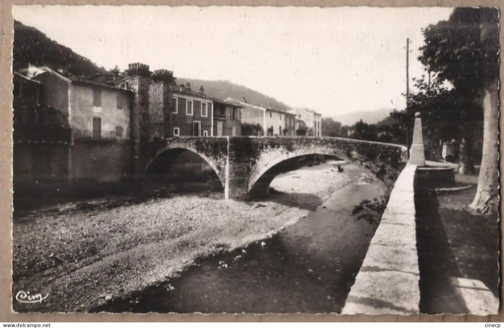 CPSM 30 - SUMENE - Sumène - Le Vieux Pont Et L'ancienne Porte - TB PLAN Cours D'eau CENTRE VILLAGE Façades Maisons - Sumène