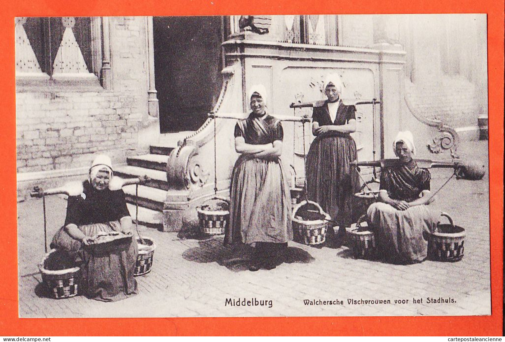 37592 / ⭐ ( Perfecte Staat ) MIDDELBURG Zeeland Wasvrouwen Walchersche Visch Vrouwen Voor Het Stadhuis 1910s HILDERNISSE - Middelburg