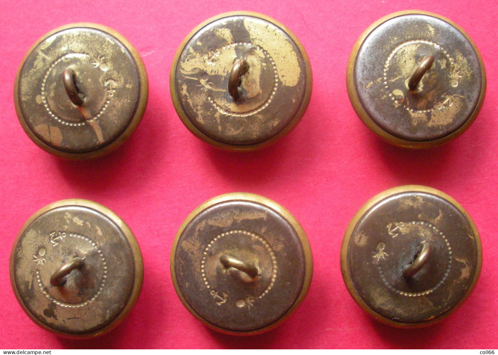 Lot De 6 Boutons Avec Armoiries Anciens Dorés De Livrée Ou Uniforme Diamètre  2.2 Cm Dos Scanné Armory Buttons - Boutons