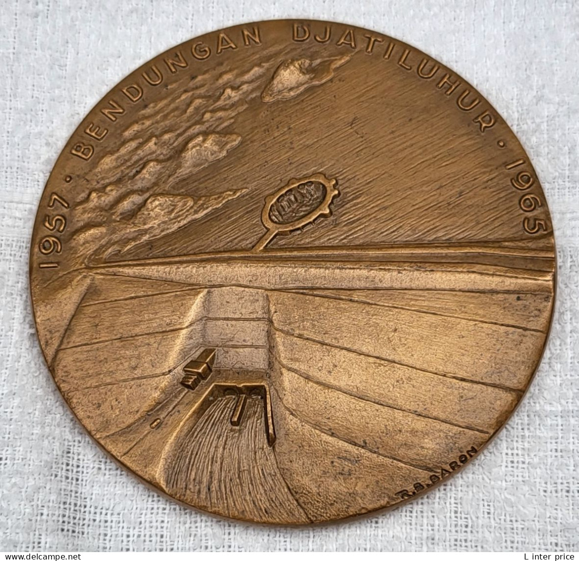 Médaille En Bronze Société Dragage Barrage Djatiluhur D'après R.B BARON - 1965 - Professionnels / De Société