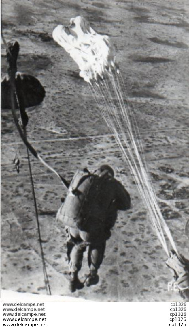 3V3Gi   Photo D'un Saut De Parachutisme Commandé à 1500m Parachutiste Sortie De L'avion - Parachutting