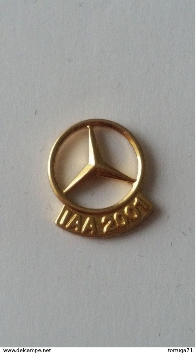 Mercedes Benz Ansteckknopf Pin IAA 2001 Goldfarben - Mercedes