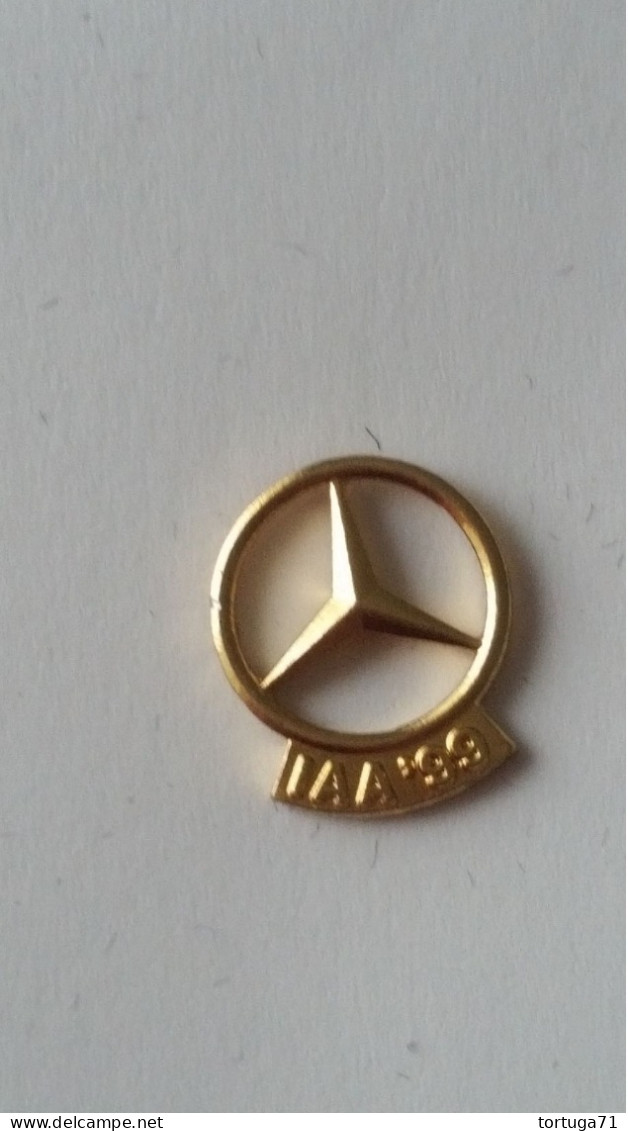 Mercedes Benz Ansteckknopf Pin IAA 1999 Goldfarben - Mercedes