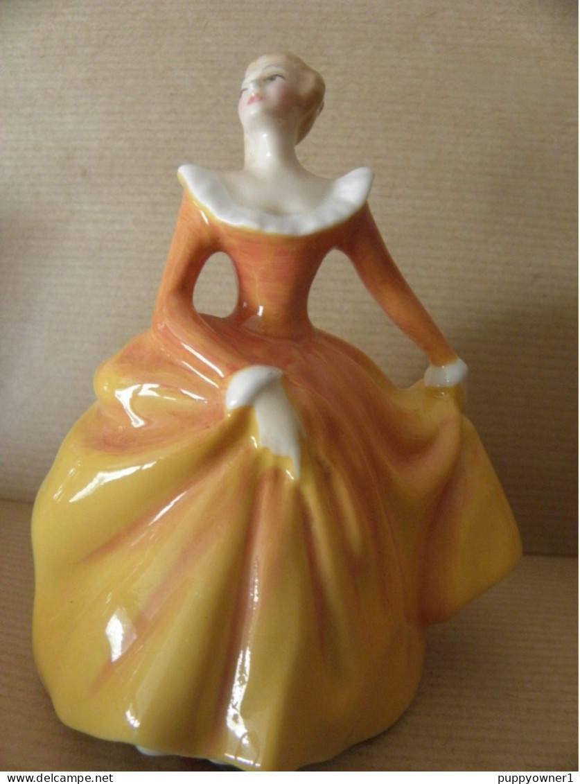 Royal Doulton Figurine En Porcelaine HN3220 Fragrence Conçu Par Peggy Davies 1965 - Doulton