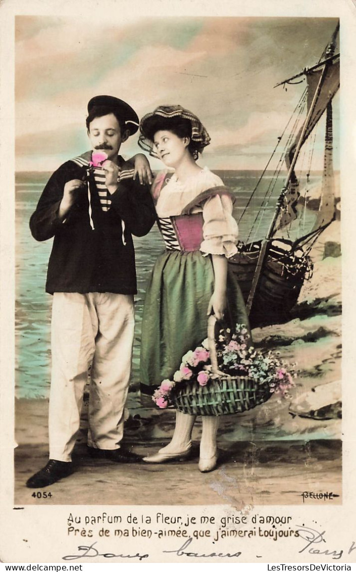 COUPLE - Au Parfum De La Fleur Je Me Grise D'amour - Près De Ma Bien Aimée Que J'aimerai Toujou - Carte Postale Ancienne - Couples