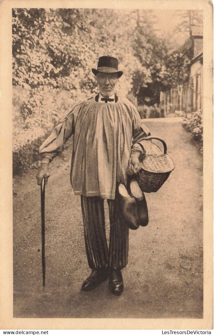 FOLKLORE - Personnage - La Normandie - Vieil Homme Avec Sa Canne Et Son Panier - Carte Postale Ancienne - Musique