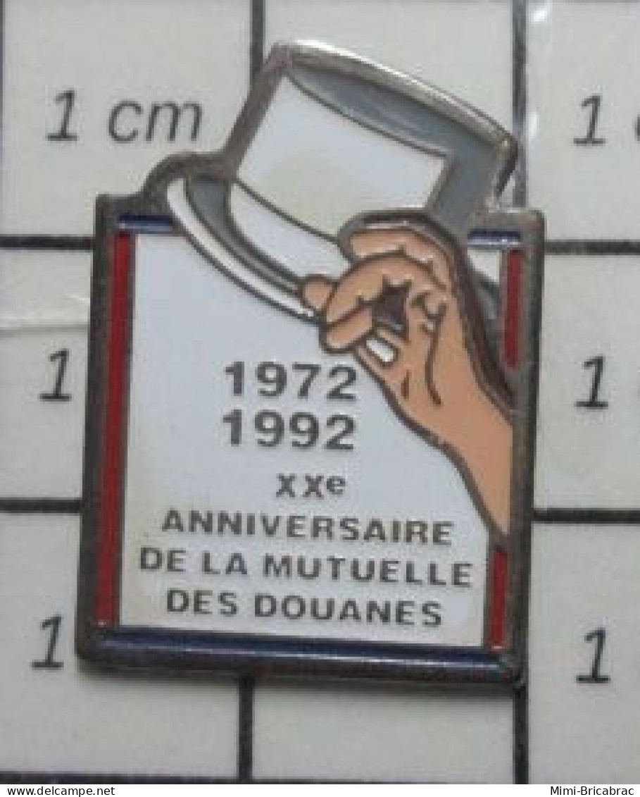 511C  Pin's Pins / Beau Et Rare / ADMINISTRATIONS / 1972 1992 20e ANNIVERSAIRE MUTUELLE DES DOUANES - Administraties