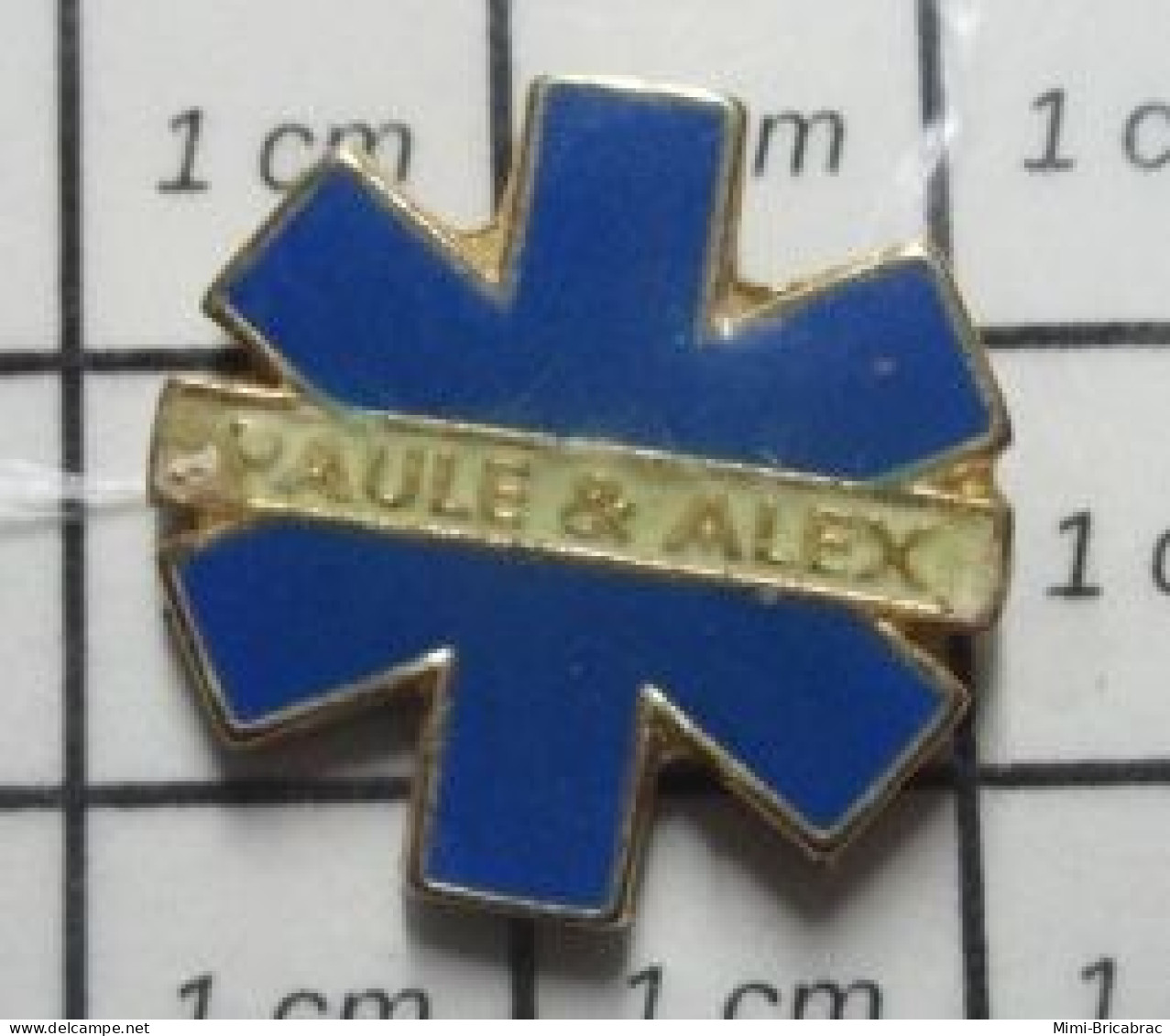 511c Pin's Pins / Beau Et Rare / THEME : MEDICAL / CROIX BLEUE AMBULANCIER PAULE ET ALEX TERIEUR - Medical