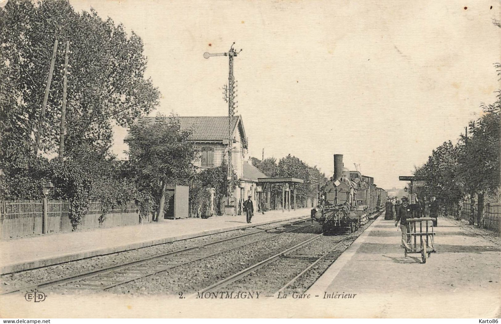 Montmagny * Intérieur De La Gare Du Village * Arrivée Du Train * Ligne Chemin De Fer - Montmagny