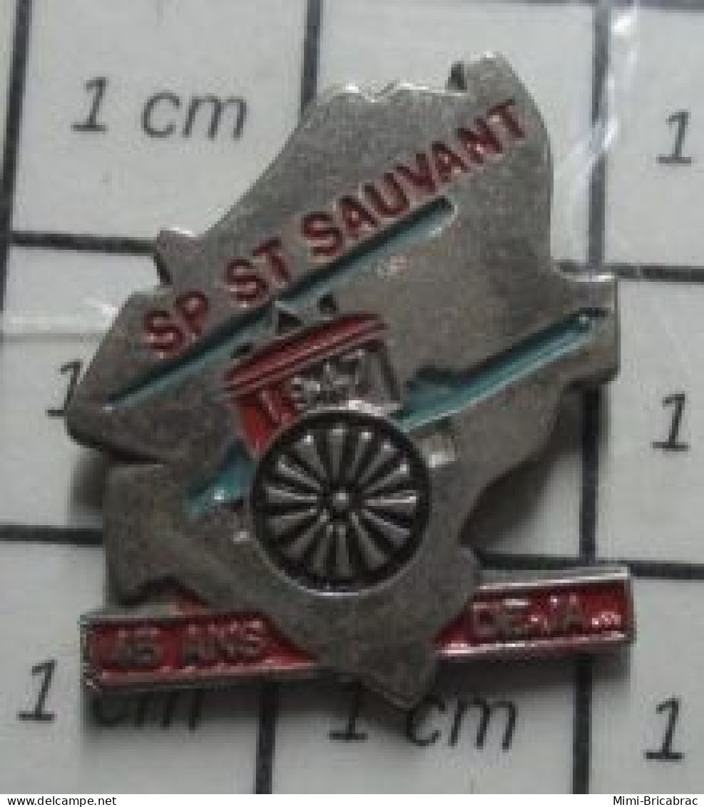 511C  Pin's Pins / Beau Et Rare / POMPIERS / SAPEURS POMPIERS ST SAUVANT POMPE A BRAS 45 ANS DEJA - Bomberos