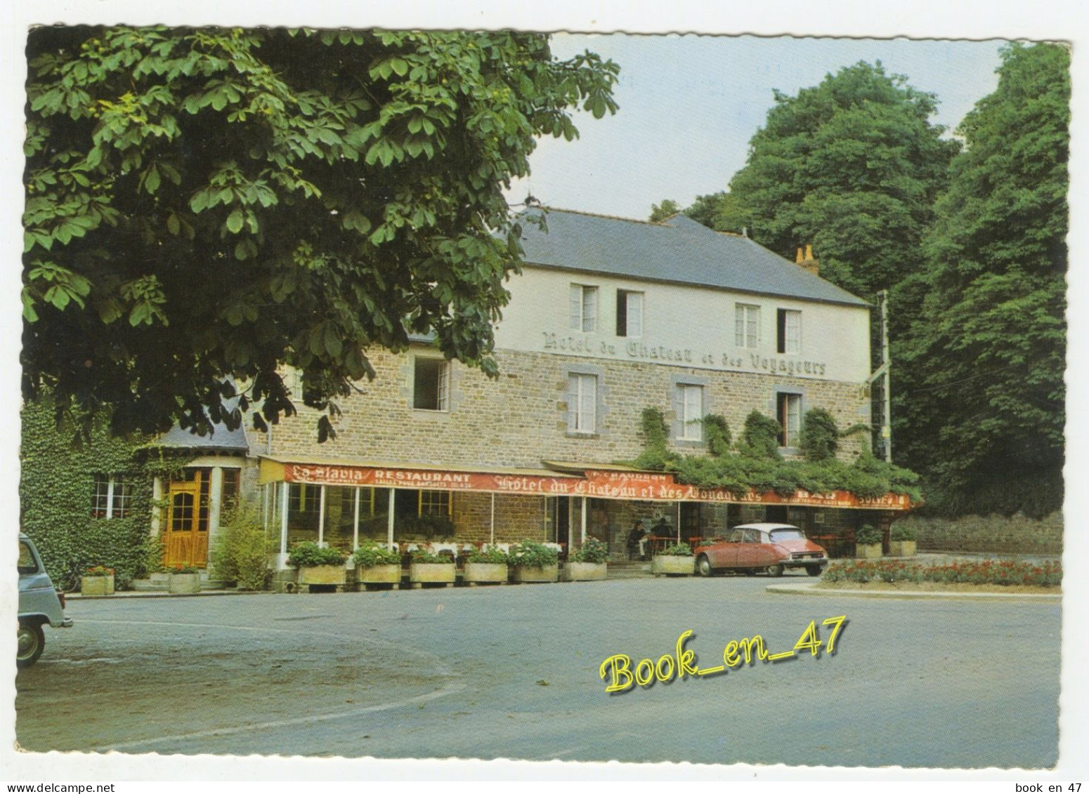 {87048} 35 Ille Et Vilaine Combourg , La Place Chateaubriand Et L' Hôtel Du Château Et Des Voyageurs ; Citroën DS - Hotels & Gaststätten