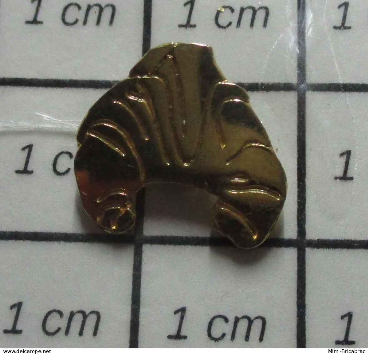 1121 Pin's Pins / Beau Et Rare / ALIMENTATION / Mini Pin's CROISSANT METAL JAUNE - Levensmiddelen