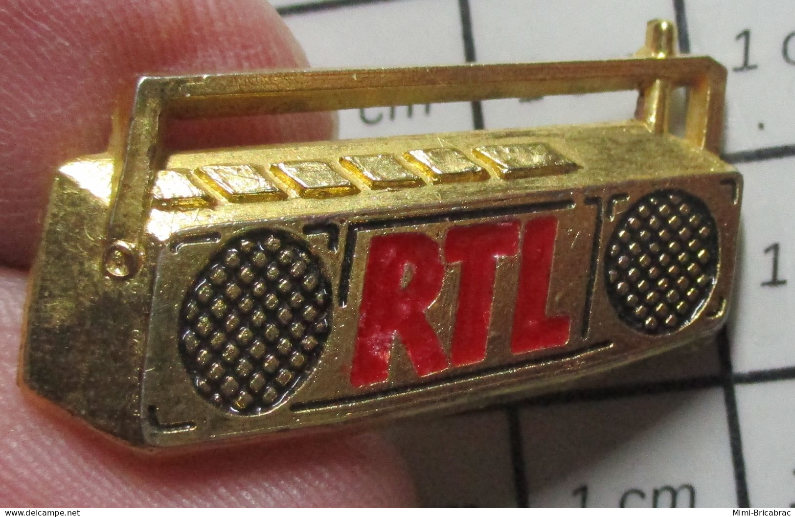 511D  Pin's Pins / Beau Et Rare : MEDIAS / DOUBLE ATTACHE POSTE DE RADIO RTL En Relief Par DECAT - Médias