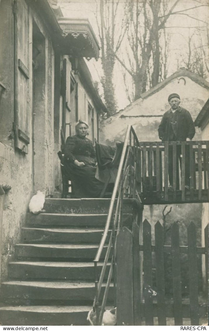 50 VILLEDIEU - CPA Photo - Habitants Au Bas De La Porte De Leur Maison - Famille LECLAVIER - TTB / TOP RARE - Villedieu