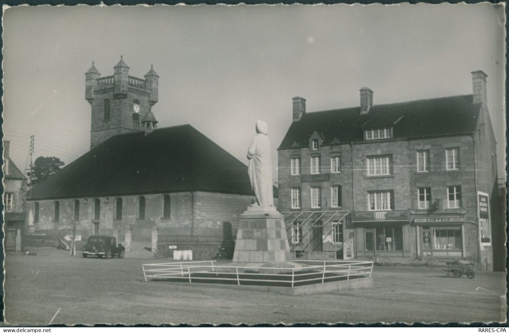 50 SAINT PIERRE EGLISE - Place Et Statue De L'Abbé De Saint Pierre - CPSM  - TTB - Saint Pierre Eglise