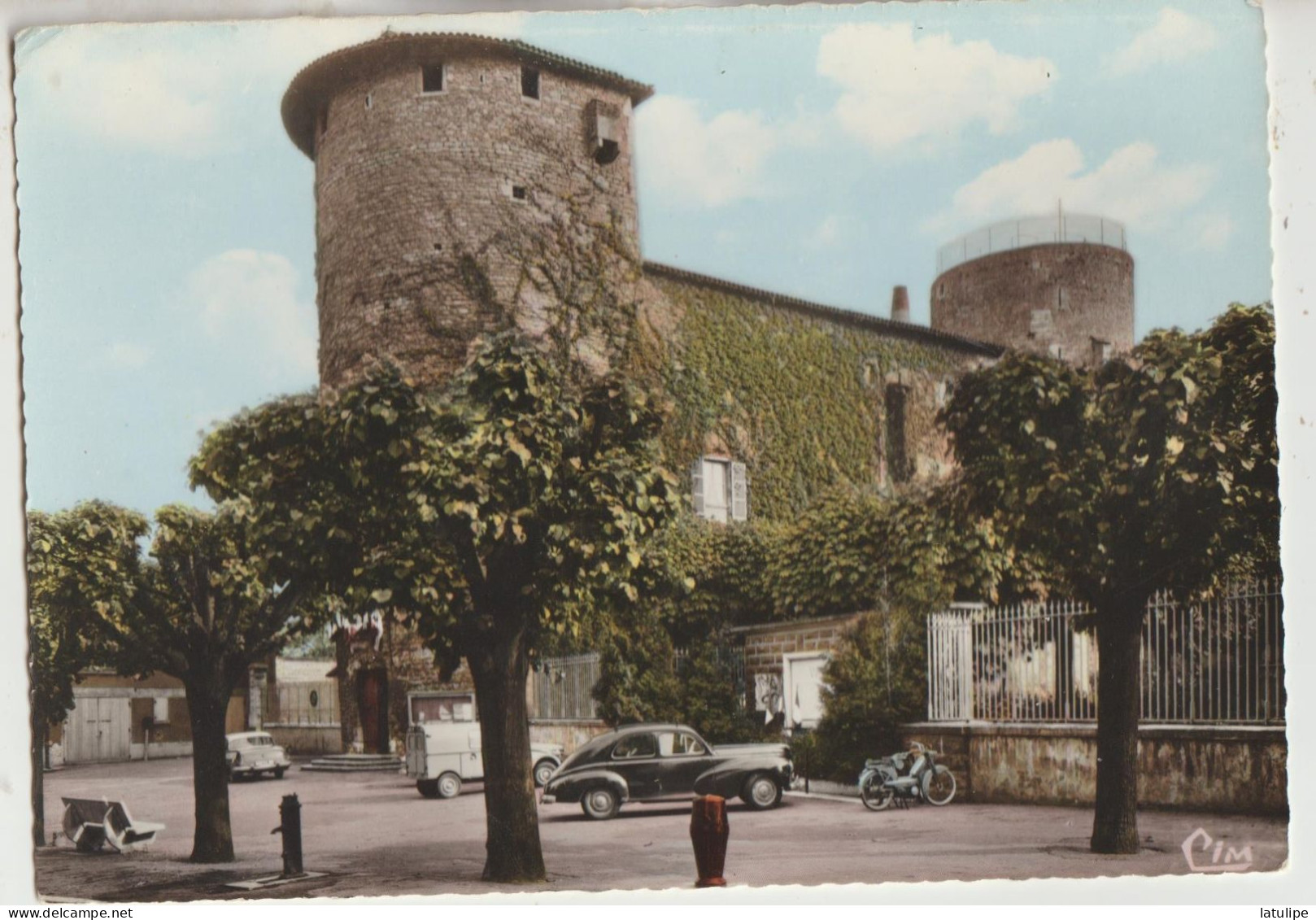 Anse 69  Carte Circulée  Le Vieux Chateau Et La Place Bien Animée Voitures Et Mobylette - Anse