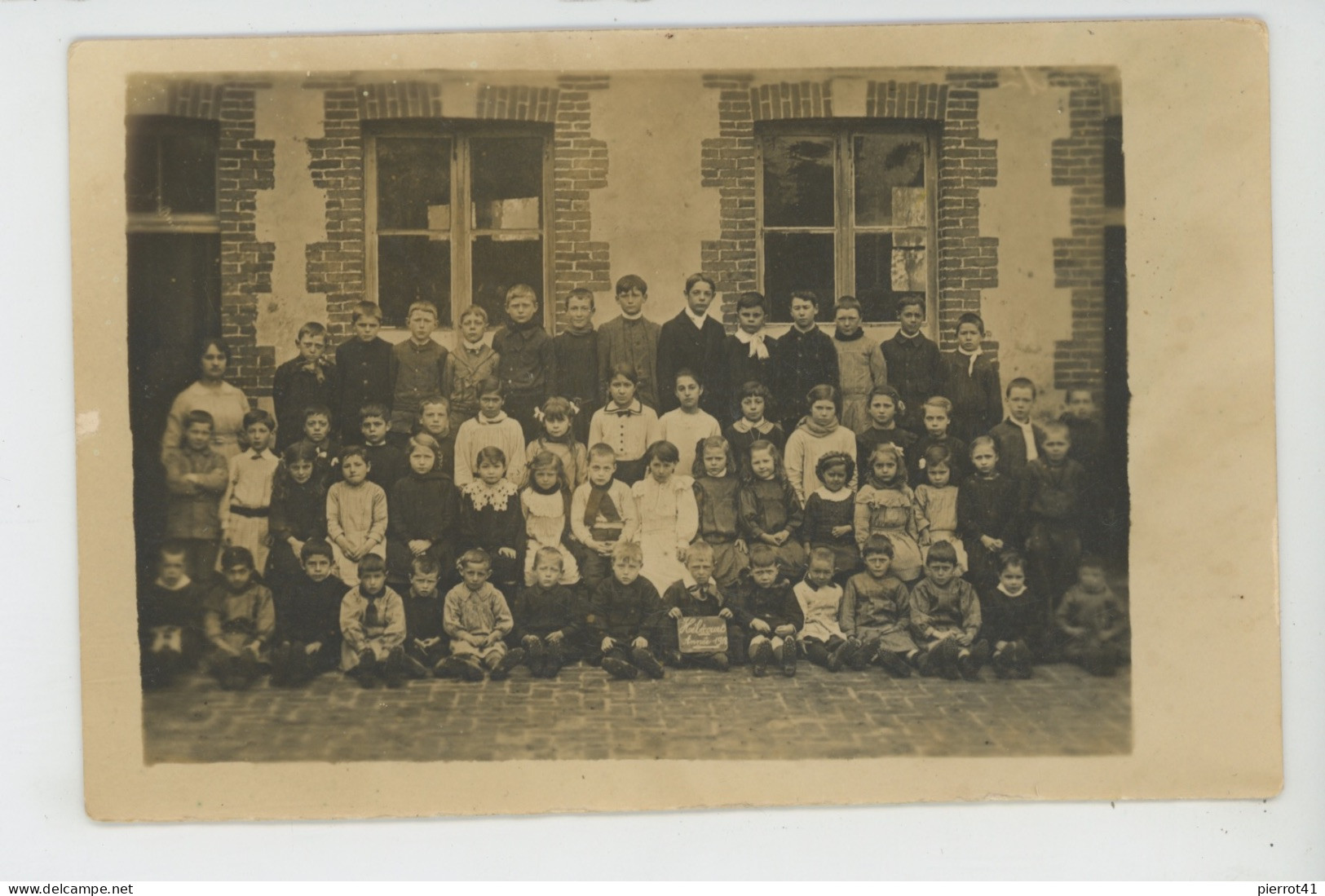 HÉBÉCOURT - ÉCOLE - Carte Photo De Classe Enfants Posant Avec Leur Maîtresse - Inscription Sur Ardoise "HÉBÉCOURT 1918" - Hébécourt