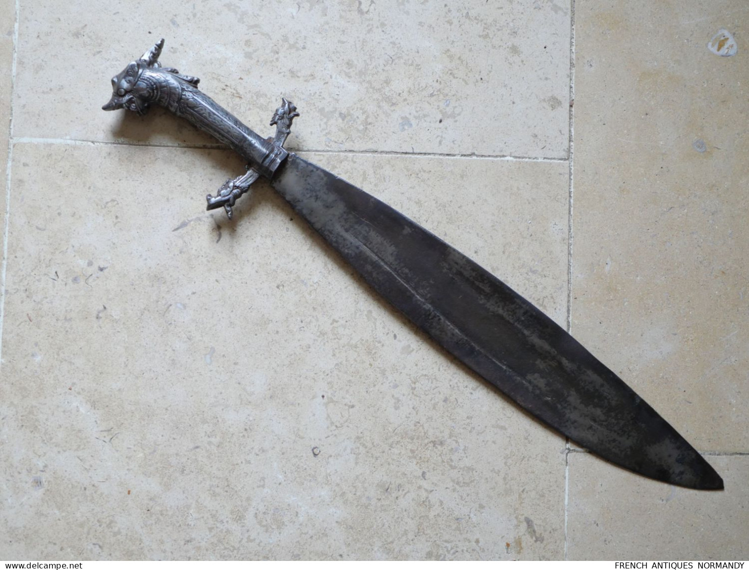 Arme Antique - Lourde Dague Ou épée Courte En Fonte De Fer Monobloc - Origine Et époque Inconnues - Armes Blanches