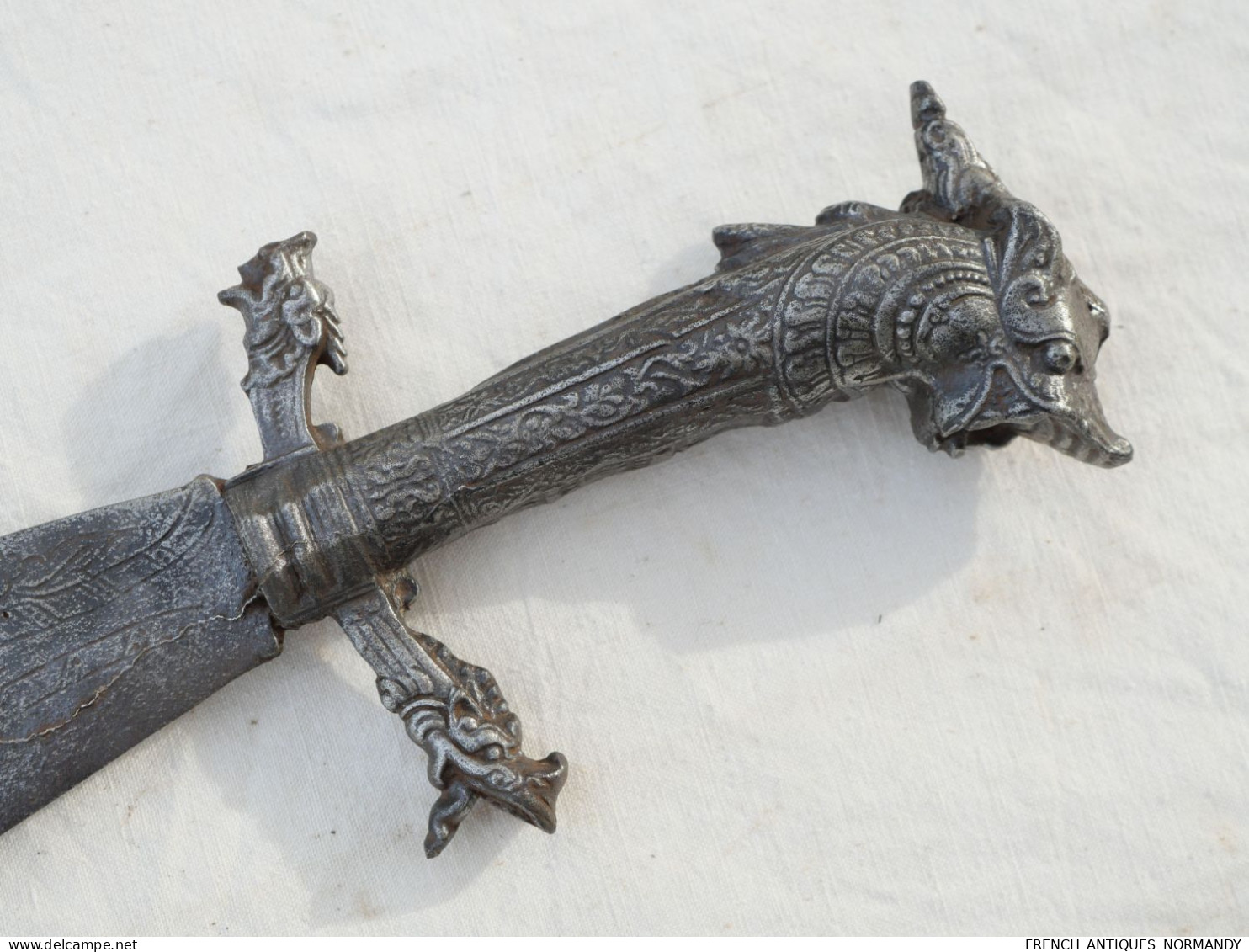 Arme Antique - Lourde Dague Ou épée Courte En Fonte De Fer Monobloc - Origine Et époque Inconnues - Armes Blanches