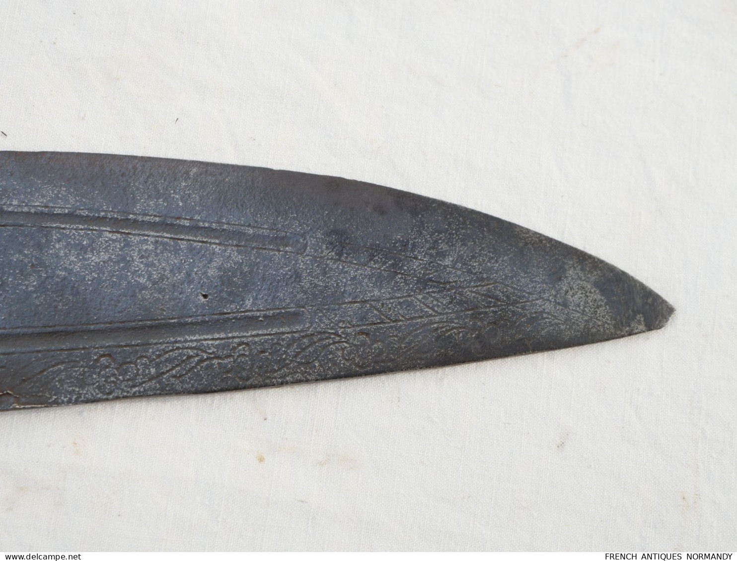 Arme antique - lourde dague ou épée courte en fonte de fer monobloc - origine et époque inconnues