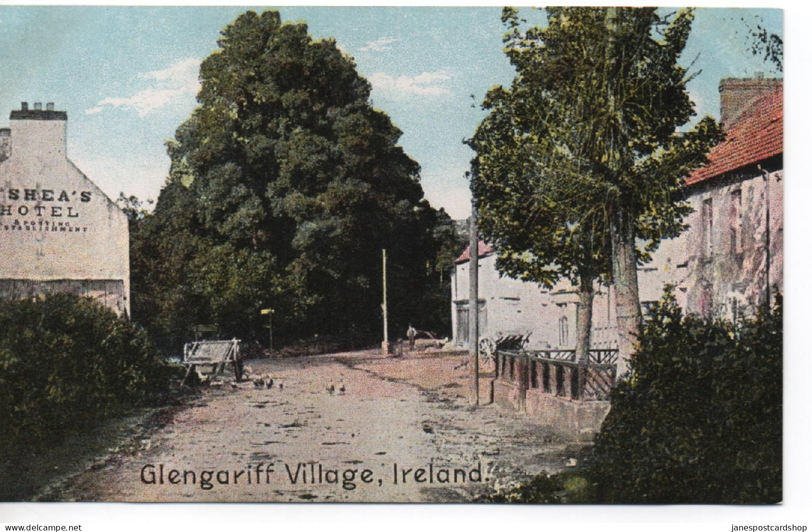 COLOURED POSTCARD - GLENGARIFF VILLAGE - COUNTY CORK - IRELAND - Cork