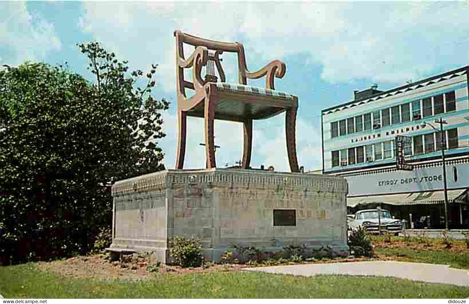 Etats Unis - Thomasville - World's Largest Chair Located Of The Center Of The Business Section - CPM - Voir Scans Recto- - Autres & Non Classés