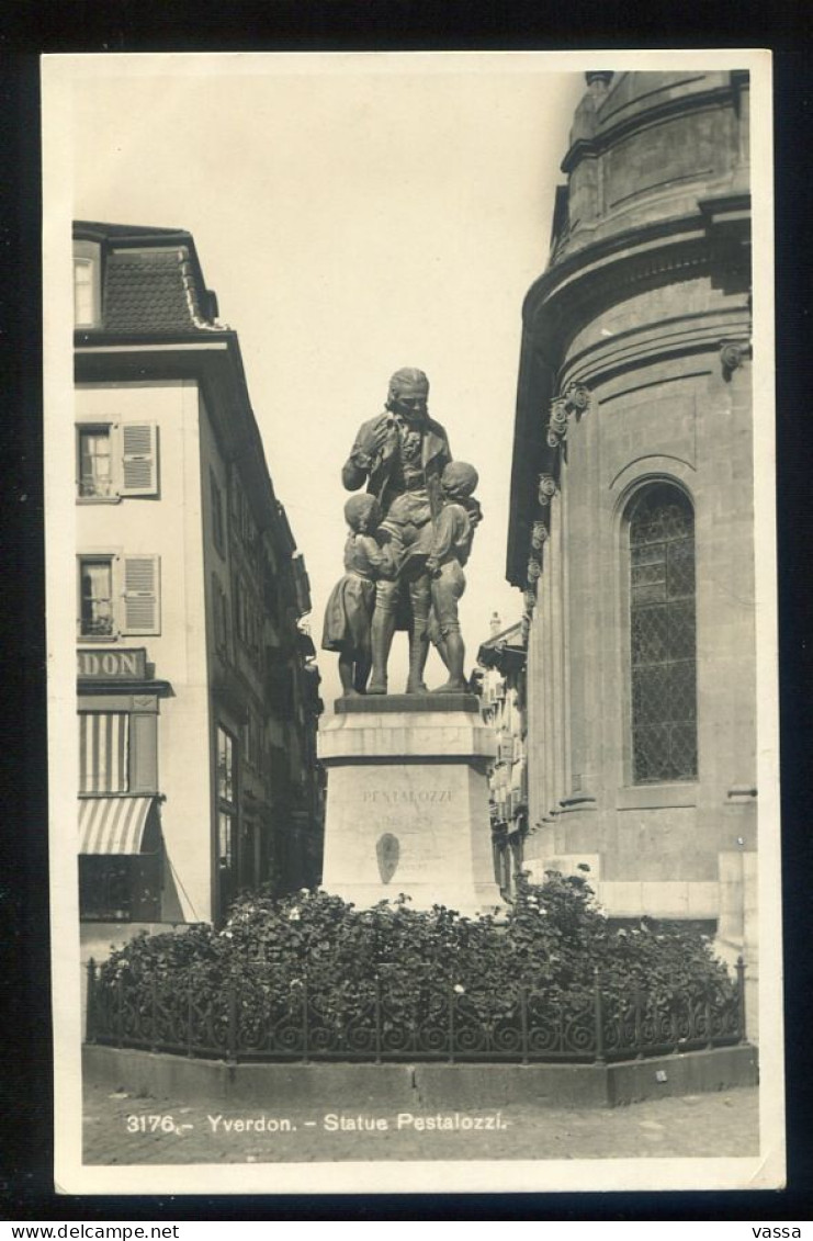 YVERDON . Statue Pestalozzi  - Suisse - Yverdon-les-Bains 