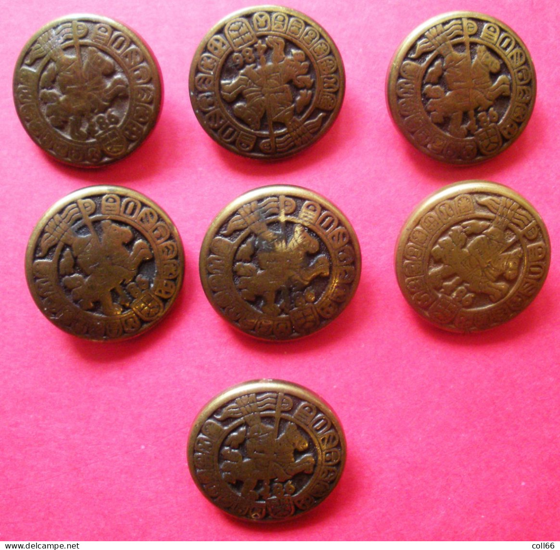 7 Boutons Chevalier Armé Entouré De 16 Blasons Armoiries Marqué 486 Diamètre 2,2 Cm Dos Scanné Buttons Cu - Boutons