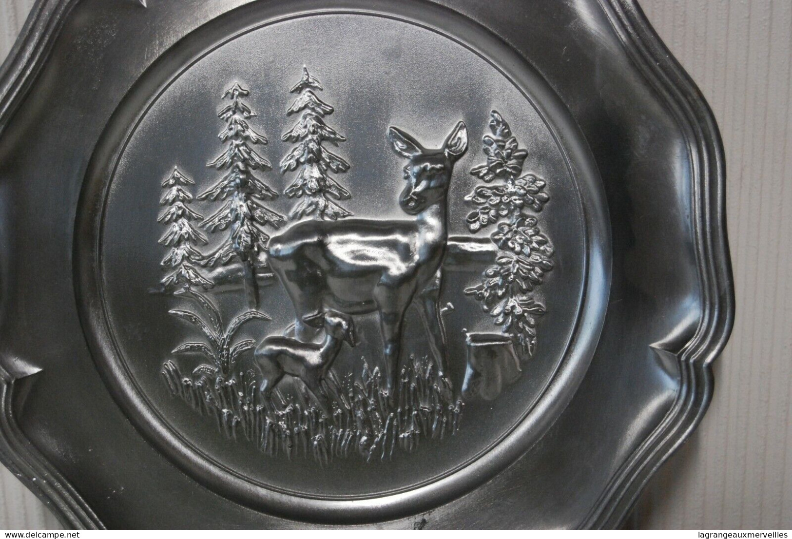 C203 Ancienne Assiette - étain - Décor Animalier - Tins