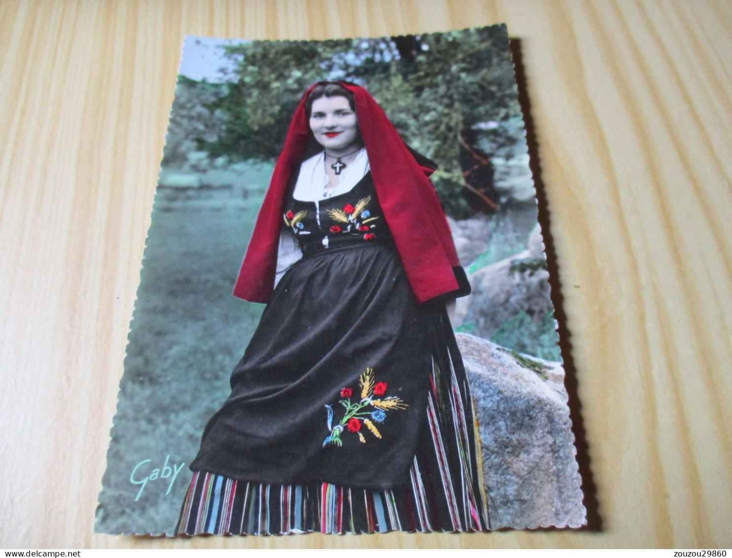 Campan (65).Costume Folklorique - Une Pastourelle De Campan. - Campan