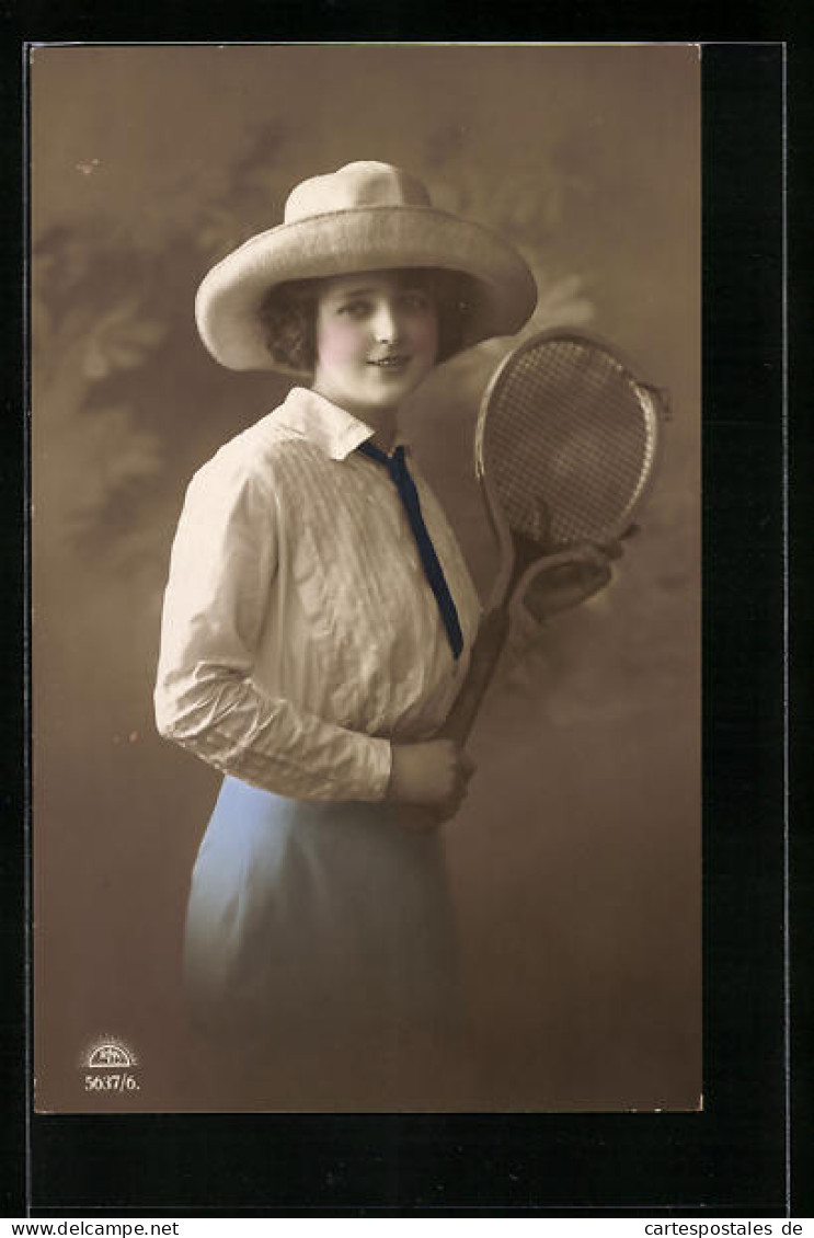 AK Junge Dame Im Blauen Rock Mit Einem Tennisschläger  - Tennis