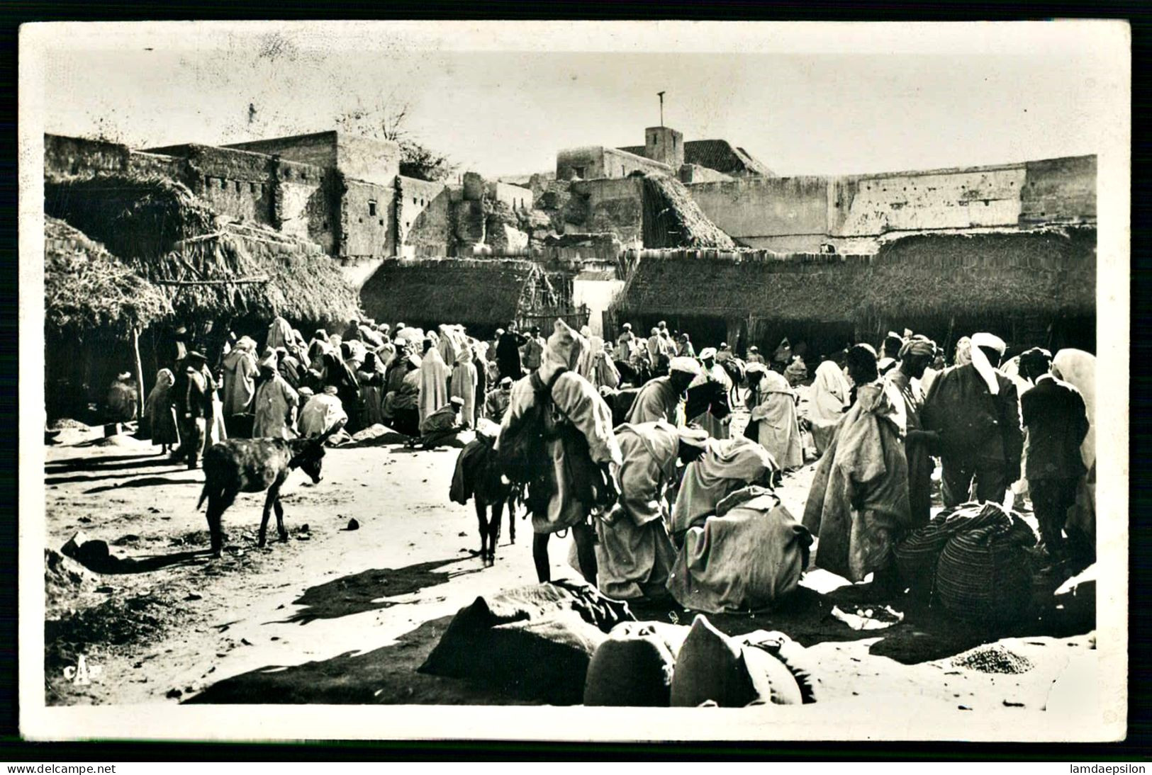 A68  MAROC CPA MEKNES - UN COIN DU MARCHÉ AUX GRAINS - Collections & Lots