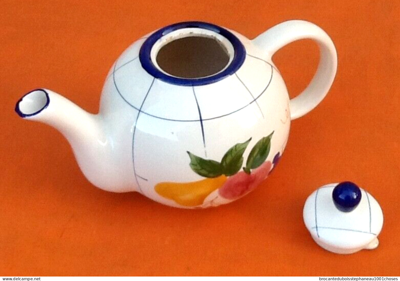 Cafetière / Théière    Forme Boule   Faïence à Décor De Fruits - Teapots