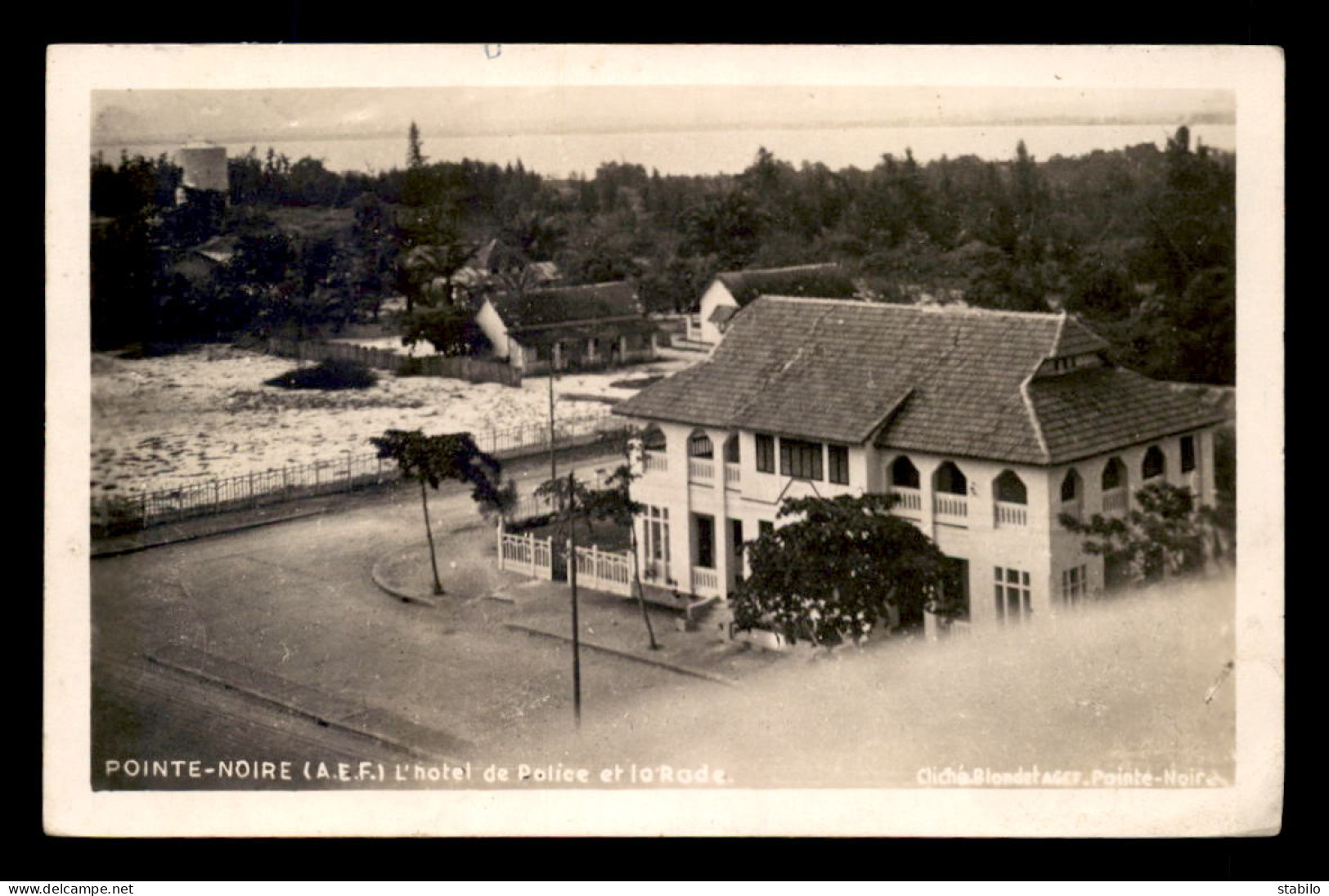 CONGO FRANCAIS - POINTE-NOIRE - L'HOTEL DE POLICE ET LA RADE - Pointe-Noire