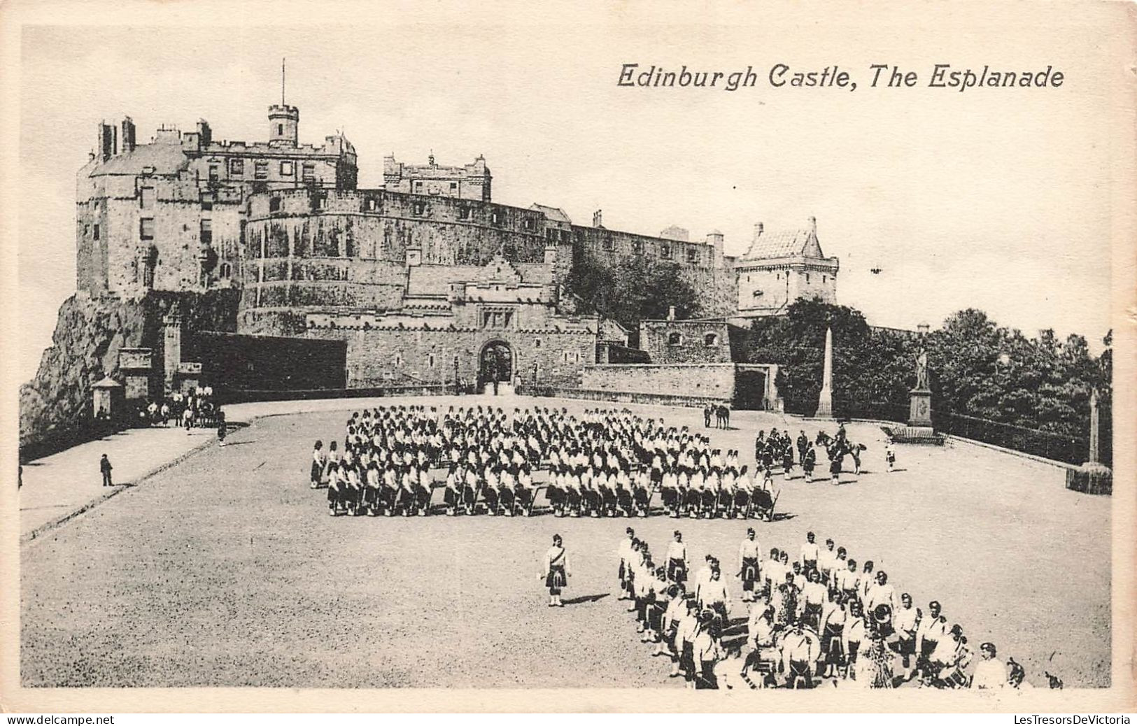 ROYAUME-UNI - Endiburgh Castle - The Esplanade - Animé - Vue Générale - Carte Postale Ancienne - Autres & Non Classés