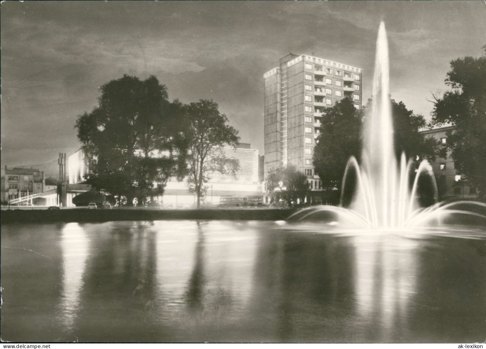 Ansichtskarte Suhl Centrum Warenhaus, Hochhaus, Fontaine Bei Nacht 1976 - Suhl