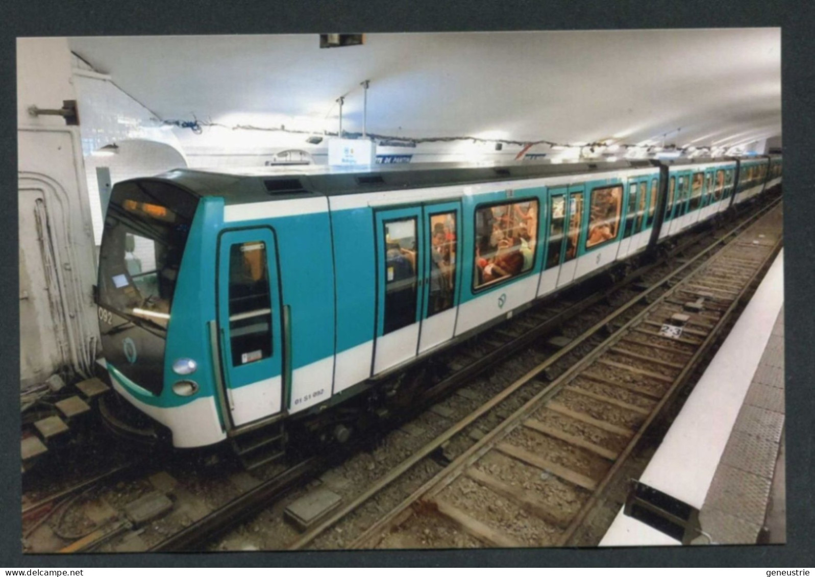 Photo-carte Moderne - Une Rame De Métro MF2000 à La Station "Porte De Pantin" Ligne 5 Du Métro De Paris - RATP - Metro