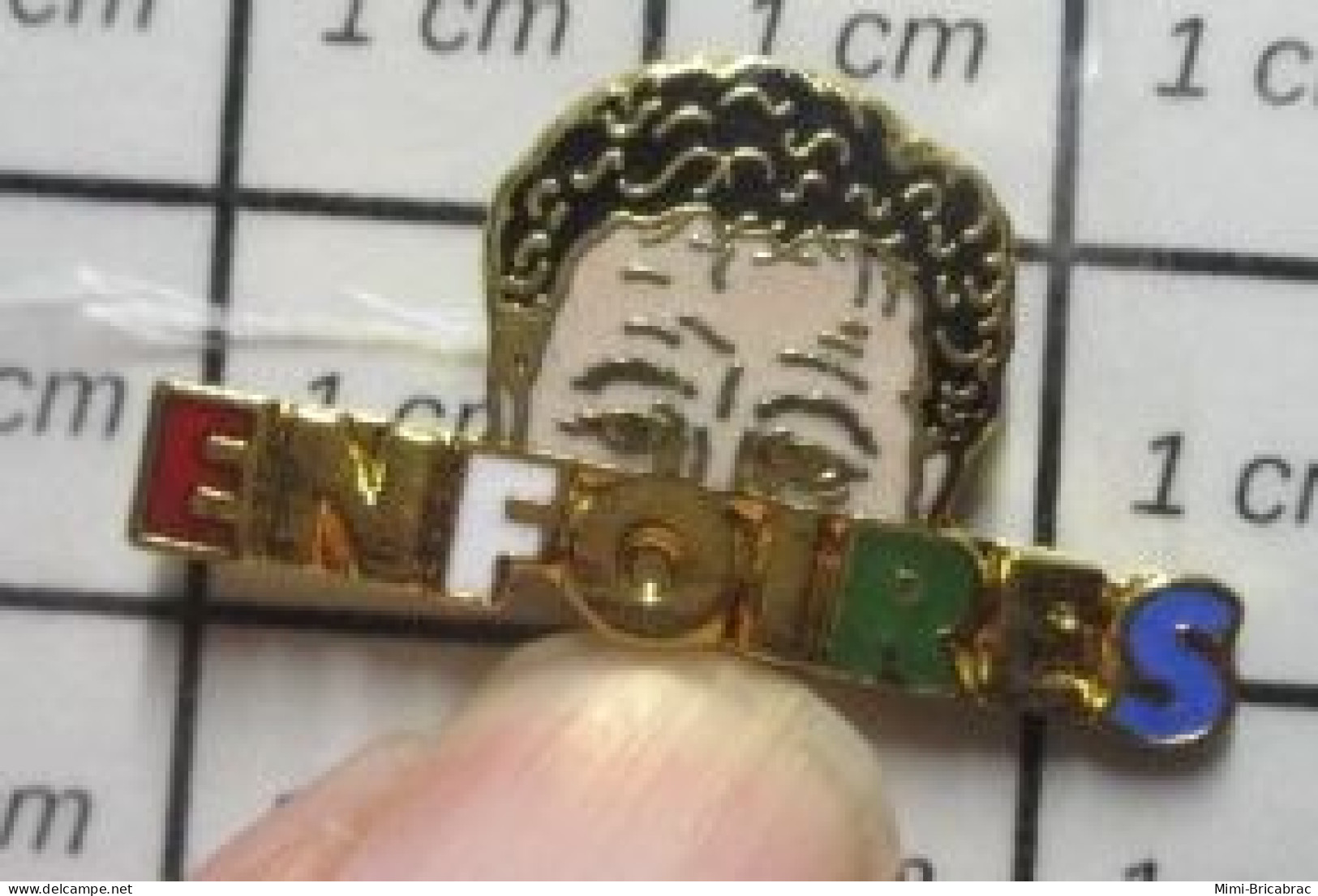 1218B Pin's Pins / Beau Et Rare / PERSONNES CELEBRES / COLUCHE ENFOIRES - Berühmte Personen