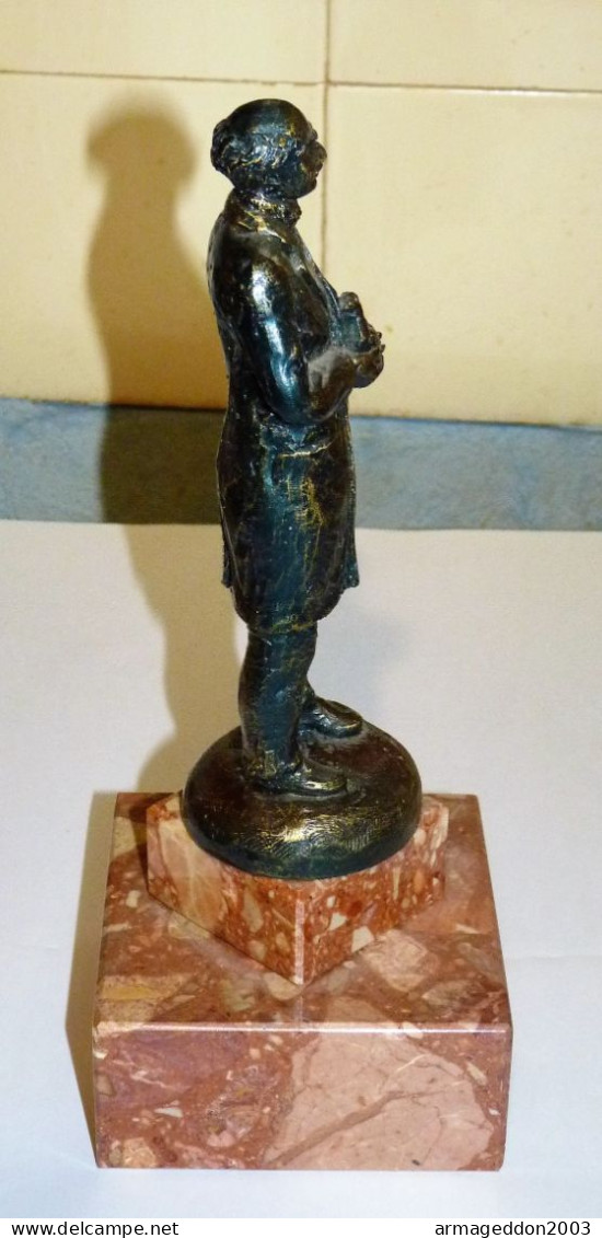 GRANDE SCULPTURE EN RESINE HOMME AVEC PIGEON DANS SES MAINS SOCLE EN MARBRE TBE - Altri & Non Classificati