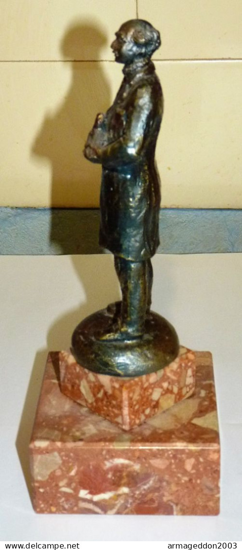 GRANDE SCULPTURE EN RESINE HOMME AVEC PIGEON DANS SES MAINS SOCLE EN MARBRE TBE