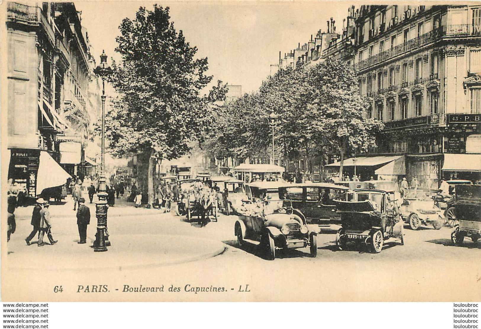 PARIS BOULEVARD DES CAPUCINES ET VIEILLES AUTOMOBILES - Arrondissement: 02