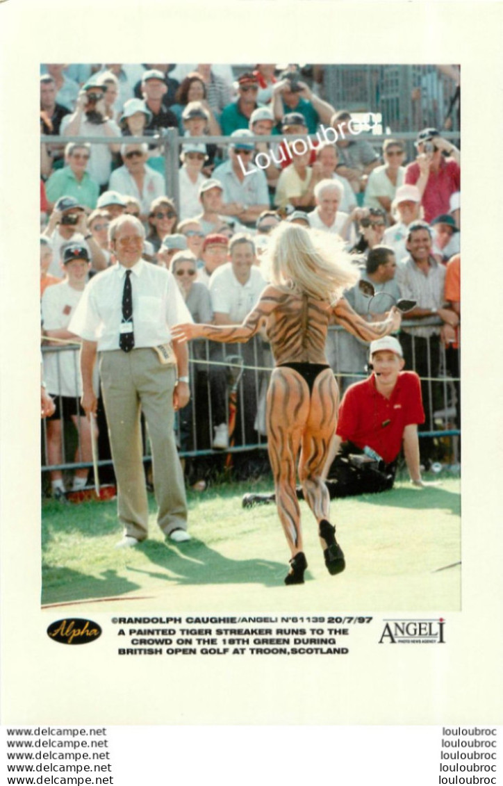 FEMME EN PANTHERE EN 1997 DANS UN OPEN GOLF GRANDE PHOTO DE PRESSE  AGENCE ANGELI  21x15CM R1 - Pin-Ups