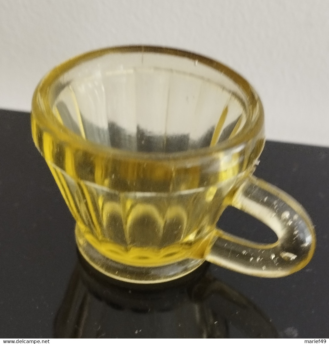 VERRES A LIQUEUR ANCIENS, VERRE TEINTÉ JAUNE - Art Nouveau / Art Deco