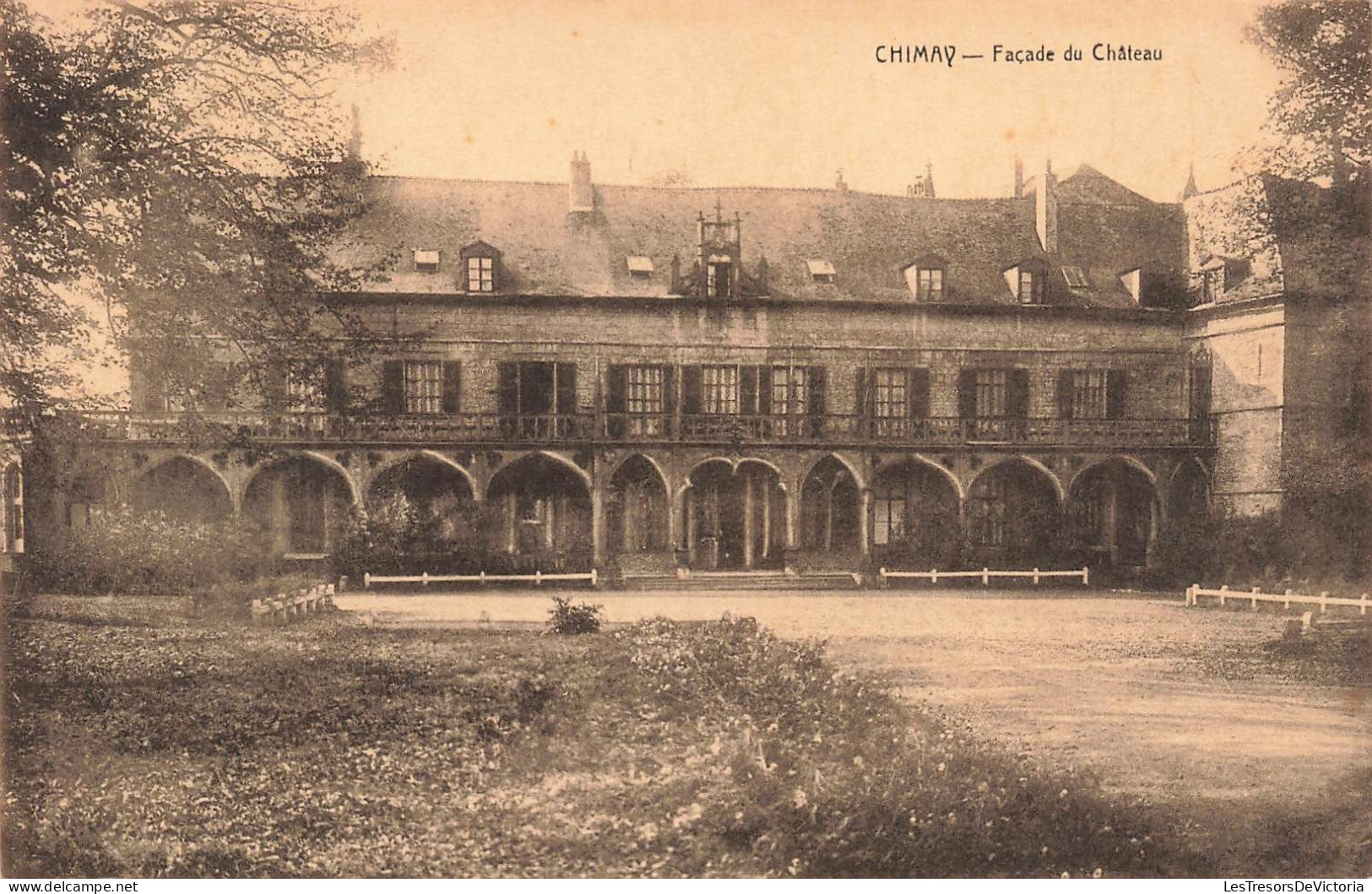 BELGIQUE - Chimay - Vue Sur La Façade Du Château - Vue De L'extérieur - Vue De La Cour - Carte Postale Ancienne - Chimay